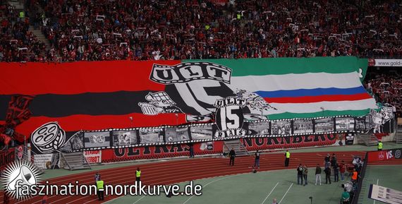 Die Blockfahne während der Choreografie.<br />Bild: Faszination-Nordkurve.de”><figcaption>Die Blockfahne während der Choreografie.<br />Bild: Faszination-Nordkurve.de</figcaption></figure>
<figure><img decoding=