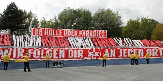 Die Choreografie der FCK-Fans.<br />Bild: www.der-betze-brennt.de”><figcaption>Die Choreografie der FCK-Fans.<br />Bild: www.der-betze-brennt.de</figcaption></figure>
<figure><img decoding=