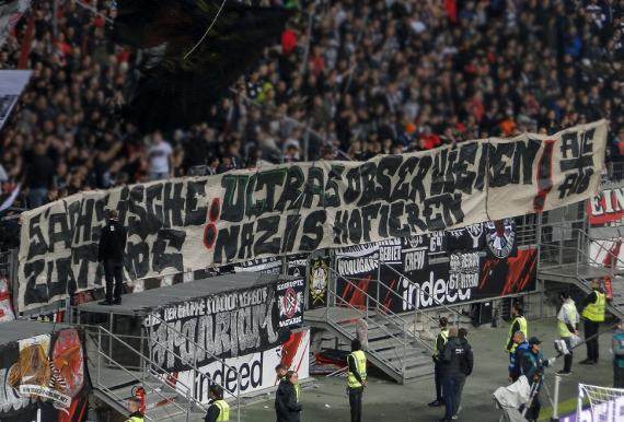 Spruchband in der Nordwestkurve.<br />Bild: Eintracht-Online.net”><figcaption>Spruchband in der Nordwestkurve.<br />Bild: Eintracht-Online.net</figcaption></figure>
<figure><img decoding=