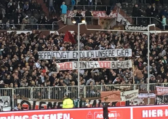 Die Spruchband-Antwort der FC St. Pauli-Fans.<br />Bild: doerkdoerksen”><figcaption>Die Spruchband-Antwort der FC St. Pauli-Fans.<br />Bild: doerkdoerksen</figcaption></figure>
<figure><img decoding=