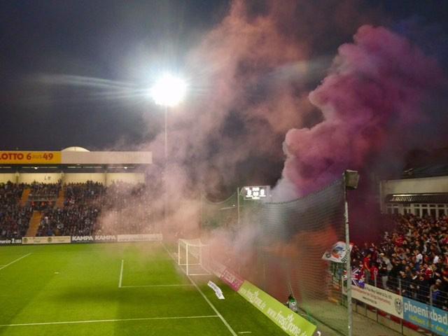 Die Pyroaktion der Unterhaching-Fans. Bild: 2mal45
