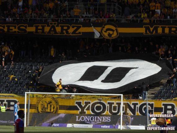 Die Blockfahne mit dem Pausenzeichen.<br />Bild: Würzburger Expertenrunde“><figcaption>Die Blockfahne mit dem Pausenzeichen.<br />Bild: Würzburger Expertenrunde</figcaption></figure>
<figure><img decoding=