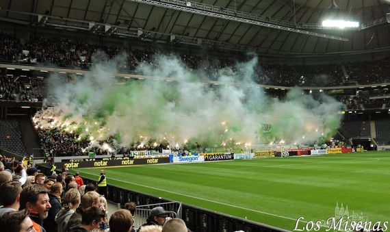 Die Pyroaktion der Hammarby-Fans.<br />Bild: losmisenas.blogspot.de“><figcaption>Die Pyroaktion der Hammarby-Fans.<br />Bild: losmisenas.blogspot.de</figcaption></figure>
<figure><img decoding=