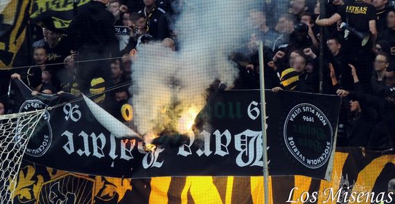 Hammarby IF-Zaunfahne in den Händen von AIK-Ultras.<br />    <button type=