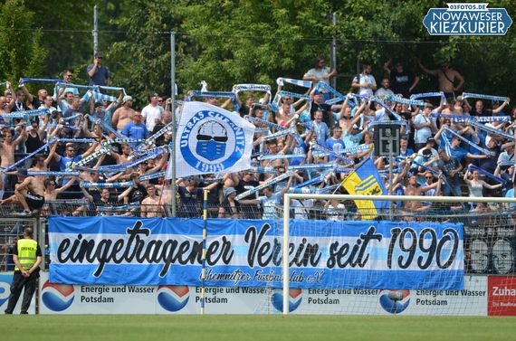 Die Ultras Chemnitz kämpfen um den eingetragenen Verein.<br />Bild: 03fotos.de”><figcaption>Die Ultras Chemnitz kämpfen um den eingetragenen Verein.<br />Bild: 03fotos.de</figcaption></figure>
                </div>
                
                <!-- YouTube (Meta-Feld) -->
                
            </div>
        </article>

                <script>
        (function() {
            var root = document.querySelector('.ff-single-news-gallery');
            if (!root) return;
            var slides = root.querySelectorAll('.ff-single-news-gallery-slide');
            var dots = root.querySelectorAll('.ff-single-news-gallery-dot');
            var prev = root.querySelector('.ff-single-news-gallery-prev');
            var next = root.querySelector('.ff-single-news-gallery-next');
            var n = slides.length;
            if (n < 2) return;
            var i = 0;
            function closeAllImgInfo() {
                root.querySelectorAll('.ff-fv-img-info-host.is-info-open').forEach(function(host) {
                    host.classList.remove('is-info-open');
                    var b = host.querySelector('.ff-fv-img-info-btn');
                    var p = host.querySelector('.ff-fv-img-info-panel');
                    if (b) b.setAttribute('aria-expanded', 'false');
                    if (p) p.setAttribute('aria-hidden', 'true');
                });
            }
            function show(idx) {
                closeAllImgInfo();
                i = ((idx % n) + n) % n;
                for (var s = 0; s < n; s++) {
                    if (s === i) slides[s].removeAttribute('hidden'); else slides[s].setAttribute('hidden', '');
                }
                for (var s = 0; s < dots.length; s++) {
                    dots[s].classList.toggle('is-active', s === i);
                    dots[s].setAttribute('aria-selected', s === i ? 'true' : 'false');
                }
            }
            if (prev) prev.addEventListener('click', function() { show(i - 1); });
            if (next) next.addEventListener('click', function() { show(i + 1); });
            for (var d = 0; d < dots.length; d++) {
                (function(di) { dots[di].addEventListener('click', function() { show(di); }); })(d);
            }
        })();
        </script>
        
        <!-- Kommentare -->
                <section class=
