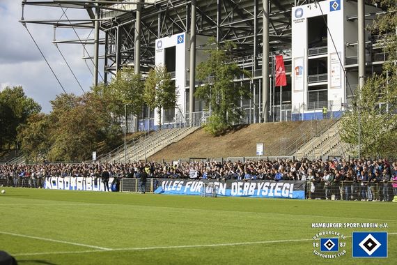 HSV-Fans heute beim Trainingsbesuch.<br />Bild: hsv-ev.de”><figcaption>HSV-Fans heute beim Trainingsbesuch.<br />Bild: hsv-ev.de</figcaption></figure>
                </div>
                
                <!-- YouTube (Meta-Feld) -->
                
            </div>
        </article>

                <script>
        (function() {
            var root = document.querySelector('.ff-single-news-gallery');
            if (!root) return;
            var slides = root.querySelectorAll('.ff-single-news-gallery-slide');
            var dots = root.querySelectorAll('.ff-single-news-gallery-dot');
            var prev = root.querySelector('.ff-single-news-gallery-prev');
            var next = root.querySelector('.ff-single-news-gallery-next');
            var n = slides.length;
            if (n < 2) return;
            var i = 0;
            function closeAllImgInfo() {
                root.querySelectorAll('.ff-fv-img-info-host.is-info-open').forEach(function(host) {
                    host.classList.remove('is-info-open');
                    var b = host.querySelector('.ff-fv-img-info-btn');
                    var p = host.querySelector('.ff-fv-img-info-panel');
                    if (b) b.setAttribute('aria-expanded', 'false');
                    if (p) p.setAttribute('aria-hidden', 'true');
                });
            }
            function show(idx) {
                closeAllImgInfo();
                i = ((idx % n) + n) % n;
                for (var s = 0; s < n; s++) {
                    if (s === i) slides[s].removeAttribute('hidden'); else slides[s].setAttribute('hidden', '');
                }
                for (var s = 0; s < dots.length; s++) {
                    dots[s].classList.toggle('is-active', s === i);
                    dots[s].setAttribute('aria-selected', s === i ? 'true' : 'false');
                }
            }
            if (prev) prev.addEventListener('click', function() { show(i - 1); });
            if (next) next.addEventListener('click', function() { show(i + 1); });
            for (var d = 0; d < dots.length; d++) {
                (function(di) { dots[di].addEventListener('click', function() { show(di); }); })(d);
            }
        })();
        </script>
        
        <!-- Kommentare -->
                <section class=