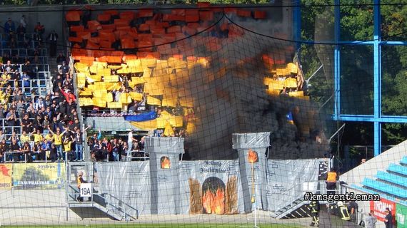 Die mit schwarzem Rauch untermalte Choreografie der Lok-Fans gestern in Chemnitz.<br />Bild: kmsgentleman”><figcaption>Die mit schwarzem Rauch untermalte Choreografie der Lok-Fans gestern in Chemnitz.<br />Bild: kmsgentleman</figcaption></figure>
                </div>
                
                <!-- YouTube (Meta-Feld) -->
                
            </div>
        </article>

                <script>
        (function() {
            var root = document.querySelector('.ff-single-news-gallery');
            if (!root) return;
            var slides = root.querySelectorAll('.ff-single-news-gallery-slide');
            var dots = root.querySelectorAll('.ff-single-news-gallery-dot');
            var prev = root.querySelector('.ff-single-news-gallery-prev');
            var next = root.querySelector('.ff-single-news-gallery-next');
            var n = slides.length;
            if (n < 2) return;
            var i = 0;
            function closeAllImgInfo() {
                root.querySelectorAll('.ff-fv-img-info-host.is-info-open').forEach(function(host) {
                    host.classList.remove('is-info-open');
                    var b = host.querySelector('.ff-fv-img-info-btn');
                    var p = host.querySelector('.ff-fv-img-info-panel');
                    if (b) b.setAttribute('aria-expanded', 'false');
                    if (p) p.setAttribute('aria-hidden', 'true');
                });
            }
            function show(idx) {
                closeAllImgInfo();
                i = ((idx % n) + n) % n;
                for (var s = 0; s < n; s++) {
                    if (s === i) slides[s].removeAttribute('hidden'); else slides[s].setAttribute('hidden', '');
                }
                for (var s = 0; s < dots.length; s++) {
                    dots[s].classList.toggle('is-active', s === i);
                    dots[s].setAttribute('aria-selected', s === i ? 'true' : 'false');
                }
            }
            if (prev) prev.addEventListener('click', function() { show(i - 1); });
            if (next) next.addEventListener('click', function() { show(i + 1); });
            for (var d = 0; d < dots.length; d++) {
                (function(di) { dots[di].addEventListener('click', function() { show(di); }); })(d);
            }
        })();
        </script>
        
        <!-- Kommentare -->
                <section class=
