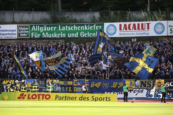 Die FCS-Fans am Samstag in Homburg.<br />Bild: Fabian Kleer / Fußball-News Saarland”><figcaption>Die FCS-Fans am Samstag in Homburg.<br />Bild: Fabian Kleer / Fußball-News Saarland</figcaption></figure>
                </div>
                
                <!-- YouTube (Meta-Feld) -->
                
            </div>
        </article>

                <script>
        (function() {
            var root = document.querySelector('.ff-single-news-gallery');
            if (!root) return;
            var slides = root.querySelectorAll('.ff-single-news-gallery-slide');
            var dots = root.querySelectorAll('.ff-single-news-gallery-dot');
            var prev = root.querySelector('.ff-single-news-gallery-prev');
            var next = root.querySelector('.ff-single-news-gallery-next');
            var n = slides.length;
            if (n < 2) return;
            var i = 0;
            function closeAllImgInfo() {
                root.querySelectorAll('.ff-fv-img-info-host.is-info-open').forEach(function(host) {
                    host.classList.remove('is-info-open');
                    var b = host.querySelector('.ff-fv-img-info-btn');
                    var p = host.querySelector('.ff-fv-img-info-panel');
                    if (b) b.setAttribute('aria-expanded', 'false');
                    if (p) p.setAttribute('aria-hidden', 'true');
                });
            }
            function show(idx) {
                closeAllImgInfo();
                i = ((idx % n) + n) % n;
                for (var s = 0; s < n; s++) {
                    if (s === i) slides[s].removeAttribute('hidden'); else slides[s].setAttribute('hidden', '');
                }
                for (var s = 0; s < dots.length; s++) {
                    dots[s].classList.toggle('is-active', s === i);
                    dots[s].setAttribute('aria-selected', s === i ? 'true' : 'false');
                }
            }
            if (prev) prev.addEventListener('click', function() { show(i - 1); });
            if (next) next.addEventListener('click', function() { show(i + 1); });
            for (var d = 0; d < dots.length; d++) {
                (function(di) { dots[di].addEventListener('click', function() { show(di); }); })(d);
            }
        })();
        </script>
        
        <!-- Kommentare -->
                <section class=