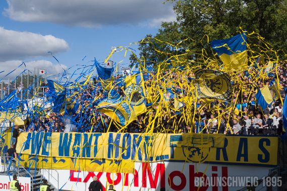 Der 1. Teil vom Intro der Eintracht Braunschweig-Fans.<br />Bild: Braunschweig1895.de”><figcaption>Der 1. Teil vom Intro der Eintracht Braunschweig-Fans.<br />Bild: Braunschweig1895.de</figcaption></figure>
<figure><img decoding=