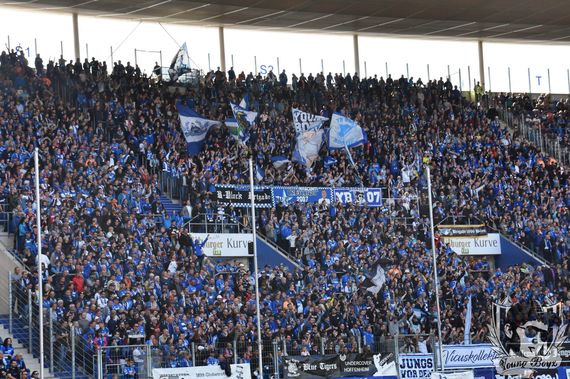 TSG Hoffenheim-Fans beleidigten am Samstag Timo Werner.<br />Bild: youngboyz07.com”><figcaption>TSG Hoffenheim-Fans beleidigten am Samstag Timo Werner.<br />Bild: youngboyz07.com</figcaption></figure>
                </div>
                
                <!-- YouTube (Meta-Feld) -->
                
            </div>
        </article>

                <script>
        (function() {
            var root = document.querySelector('.ff-single-news-gallery');
            if (!root) return;
            var slides = root.querySelectorAll('.ff-single-news-gallery-slide');
            var dots = root.querySelectorAll('.ff-single-news-gallery-dot');
            var prev = root.querySelector('.ff-single-news-gallery-prev');
            var next = root.querySelector('.ff-single-news-gallery-next');
            var n = slides.length;
            if (n < 2) return;
            var i = 0;
            function closeAllImgInfo() {
                root.querySelectorAll('.ff-fv-img-info-host.is-info-open').forEach(function(host) {
                    host.classList.remove('is-info-open');
                    var b = host.querySelector('.ff-fv-img-info-btn');
                    var p = host.querySelector('.ff-fv-img-info-panel');
                    if (b) b.setAttribute('aria-expanded', 'false');
                    if (p) p.setAttribute('aria-hidden', 'true');
                });
            }
            function show(idx) {
                closeAllImgInfo();
                i = ((idx % n) + n) % n;
                for (var s = 0; s < n; s++) {
                    if (s === i) slides[s].removeAttribute('hidden'); else slides[s].setAttribute('hidden', '');
                }
                for (var s = 0; s < dots.length; s++) {
                    dots[s].classList.toggle('is-active', s === i);
                    dots[s].setAttribute('aria-selected', s === i ? 'true' : 'false');
                }
            }
            if (prev) prev.addEventListener('click', function() { show(i - 1); });
            if (next) next.addEventListener('click', function() { show(i + 1); });
            for (var d = 0; d < dots.length; d++) {
                (function(di) { dots[di].addEventListener('click', function() { show(di); }); })(d);
            }
        })();
        </script>
        
        <!-- Kommentare -->
                <section class=