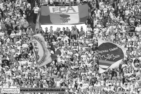 Der FC Augsburg trauert um einen gestern verstorbenen Fan.<br />Symbolbild: sport-in-augsburg.de”><figcaption>Der FC Augsburg trauert um einen gestern verstorbenen Fan.<br />Symbolbild: sport-in-augsburg.de</figcaption></figure>
                </div>
                
                <!-- YouTube (Meta-Feld) -->
                
            </div>
        </article>

                <script>
        (function() {
            var root = document.querySelector('.ff-single-news-gallery');
            if (!root) return;
            var slides = root.querySelectorAll('.ff-single-news-gallery-slide');
            var dots = root.querySelectorAll('.ff-single-news-gallery-dot');
            var prev = root.querySelector('.ff-single-news-gallery-prev');
            var next = root.querySelector('.ff-single-news-gallery-next');
            var n = slides.length;
            if (n < 2) return;
            var i = 0;
            function closeAllImgInfo() {
                root.querySelectorAll('.ff-fv-img-info-host.is-info-open').forEach(function(host) {
                    host.classList.remove('is-info-open');
                    var b = host.querySelector('.ff-fv-img-info-btn');
                    var p = host.querySelector('.ff-fv-img-info-panel');
                    if (b) b.setAttribute('aria-expanded', 'false');
                    if (p) p.setAttribute('aria-hidden', 'true');
                });
            }
            function show(idx) {
                closeAllImgInfo();
                i = ((idx % n) + n) % n;
                for (var s = 0; s < n; s++) {
                    if (s === i) slides[s].removeAttribute('hidden'); else slides[s].setAttribute('hidden', '');
                }
                for (var s = 0; s < dots.length; s++) {
                    dots[s].classList.toggle('is-active', s === i);
                    dots[s].setAttribute('aria-selected', s === i ? 'true' : 'false');
                }
            }
            if (prev) prev.addEventListener('click', function() { show(i - 1); });
            if (next) next.addEventListener('click', function() { show(i + 1); });
            for (var d = 0; d < dots.length; d++) {
                (function(di) { dots[di].addEventListener('click', function() { show(di); }); })(d);
            }
        })();
        </script>
        
        <!-- Kommentare -->
                <section class=