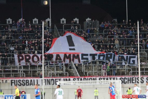 Protestaktion im Bereich der Ultras Wuppertal.<br />Bild: Rot-Blau.com”><figcaption>Protestaktion im Bereich der Ultras Wuppertal.<br />Bild: Rot-Blau.com</figcaption></figure>
<figure><img decoding=