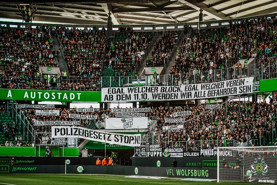 Protestaktion von Borussia Mönchengladbach-Fans in Wolfsburg.<br />Bild: Nordkurvenfotos.de”><figcaption>Protestaktion von Borussia Mönchengladbach-Fans in Wolfsburg.<br />Bild: Nordkurvenfotos.de</figcaption></figure>
                </div>
                
                <!-- YouTube (Meta-Feld) -->
                
            </div>
        </article>

                <script>
        (function() {
            var root = document.querySelector('.ff-single-news-gallery');
            if (!root) return;
            var slides = root.querySelectorAll('.ff-single-news-gallery-slide');
            var dots = root.querySelectorAll('.ff-single-news-gallery-dot');
            var prev = root.querySelector('.ff-single-news-gallery-prev');
            var next = root.querySelector('.ff-single-news-gallery-next');
            var n = slides.length;
            if (n < 2) return;
            var i = 0;
            function closeAllImgInfo() {
                root.querySelectorAll('.ff-fv-img-info-host.is-info-open').forEach(function(host) {
                    host.classList.remove('is-info-open');
                    var b = host.querySelector('.ff-fv-img-info-btn');
                    var p = host.querySelector('.ff-fv-img-info-panel');
                    if (b) b.setAttribute('aria-expanded', 'false');
                    if (p) p.setAttribute('aria-hidden', 'true');
                });
            }
            function show(idx) {
                closeAllImgInfo();
                i = ((idx % n) + n) % n;
                for (var s = 0; s < n; s++) {
                    if (s === i) slides[s].removeAttribute('hidden'); else slides[s].setAttribute('hidden', '');
                }
                for (var s = 0; s < dots.length; s++) {
                    dots[s].classList.toggle('is-active', s === i);
                    dots[s].setAttribute('aria-selected', s === i ? 'true' : 'false');
                }
            }
            if (prev) prev.addEventListener('click', function() { show(i - 1); });
            if (next) next.addEventListener('click', function() { show(i + 1); });
            for (var d = 0; d < dots.length; d++) {
                (function(di) { dots[di].addEventListener('click', function() { show(di); }); })(d);
            }
        })();
        </script>
        
        <!-- Kommentare -->
                <section class=