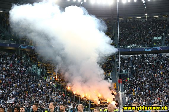 Die Pyroaktion der Young Boys-Fans vorm Anpfiff.<br />Bild: ybforever.ch“><figcaption>Die Pyroaktion der Young Boys-Fans vorm Anpfiff.<br />Bild: ybforever.ch</figcaption></figure>
            </div>

                    </article>

                <section class=