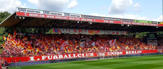 Bei Union Berlin hat man sich ausführlich Gedanken gemacht, wie sich der Profifußball in Deutschland verändern sollte.<br />Bild: Die Eisernen”><figcaption>Bei Union Berlin hat man sich ausführlich Gedanken gemacht, wie sich der Profifußball in Deutschland verändern sollte.<br />Bild: Die Eisernen</figcaption></figure>
                </div>
                
                <!-- YouTube (Meta-Feld) -->
                
            </div>
        </article>

                <script>
        (function() {
            var root = document.querySelector('.ff-single-news-gallery');
            if (!root) return;
            var slides = root.querySelectorAll('.ff-single-news-gallery-slide');
            var dots = root.querySelectorAll('.ff-single-news-gallery-dot');
            var prev = root.querySelector('.ff-single-news-gallery-prev');
            var next = root.querySelector('.ff-single-news-gallery-next');
            var n = slides.length;
            if (n < 2) return;
            var i = 0;
            function closeAllImgInfo() {
                root.querySelectorAll('.ff-fv-img-info-host.is-info-open').forEach(function(host) {
                    host.classList.remove('is-info-open');
                    var b = host.querySelector('.ff-fv-img-info-btn');
                    var p = host.querySelector('.ff-fv-img-info-panel');
                    if (b) b.setAttribute('aria-expanded', 'false');
                    if (p) p.setAttribute('aria-hidden', 'true');
                });
            }
            function show(idx) {
                closeAllImgInfo();
                i = ((idx % n) + n) % n;
                for (var s = 0; s < n; s++) {
                    if (s === i) slides[s].removeAttribute('hidden'); else slides[s].setAttribute('hidden', '');
                }
                for (var s = 0; s < dots.length; s++) {
                    dots[s].classList.toggle('is-active', s === i);
                    dots[s].setAttribute('aria-selected', s === i ? 'true' : 'false');
                }
            }
            if (prev) prev.addEventListener('click', function() { show(i - 1); });
            if (next) next.addEventListener('click', function() { show(i + 1); });
            for (var d = 0; d < dots.length; d++) {
                (function(di) { dots[di].addEventListener('click', function() { show(di); }); })(d);
            }
        })();
        </script>
        
        <!-- Kommentare -->
                <section class=