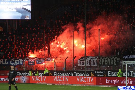 Arminia Bielefeld-Ultras beim letzten Gastspiel in Bochum.<br />Bild: Photomafia-Bochum.de”><figcaption>Arminia Bielefeld-Ultras beim letzten Gastspiel in Bochum.<br />Bild: Photomafia-Bochum.de</figcaption></figure>
<figure><img decoding=