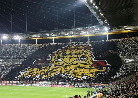 Das Choreografie-Motiv in der Nordwestkurve.<br />Bild: Eintracht-Online.net”><figcaption>Das Choreografie-Motiv in der Nordwestkurve.<br />Bild: Eintracht-Online.net</figcaption></figure>
<figure><img decoding=