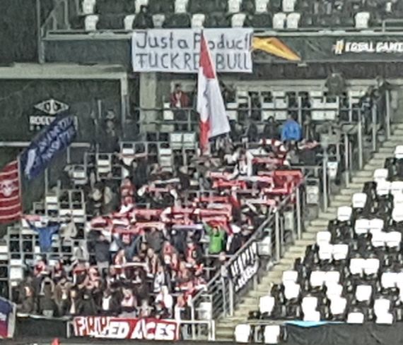Das Plakat über dem Block der RB Leipzig-Anhänger.<br />Bild: Emil“><figcaption>Das Plakat über dem Block der RB Leipzig-Anhänger.<br />Bild: Emil</figcaption></figure>
<figure><img decoding=