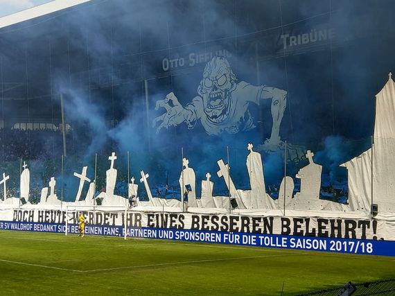 Beim Spiel gegen Uerdingen war die Otto-Siffling-Tribüne zuletzt Fanbereich.<br />Bild: Die Groundhunters”><figcaption>Beim Spiel gegen Uerdingen war die Otto-Siffling-Tribüne zuletzt Fanbereich.<br />Bild: Die Groundhunters</figcaption></figure>
<figure><img decoding=