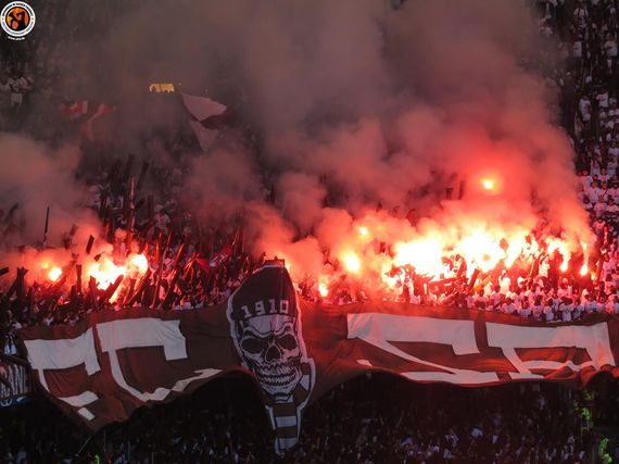 Pyroaktion der FC St. Pauli-Fans beim Derby.<br />Bild: Unterwegs in Sachen Fussball – www.uisf.de”><figcaption>Pyroaktion der FC St. Pauli-Fans beim Derby.<br />Bild: Unterwegs in Sachen Fussball – www.uisf.de</figcaption></figure>
<figure><img decoding=