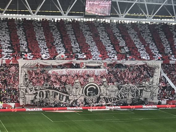 Die Choreografie der Ultras Düsseldorf.<br />Bild: Susanneblondundblau”><figcaption>Die Choreografie der Ultras Düsseldorf.<br />Bild: Susanneblondundblau</figcaption></figure>
<figure><img decoding=