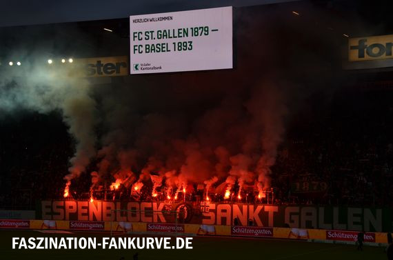 Intro mit Bengalischen Fackeln im Espenblock.<br />Bild: Faszination Fankurve“><figcaption>Intro mit Bengalischen Fackeln im Espenblock.<br />Bild: Faszination Fankurve</figcaption></figure>
<figure><img decoding=