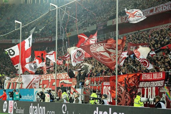 Die Hypers sammeln auch in diesem Jahr wieder Kleiderspenden für Obdachlose in Düsseldorf.<br />Bild: www.der-betze-brennt.de”><figcaption>Die Hypers sammeln auch in diesem Jahr wieder Kleiderspenden für Obdachlose in Düsseldorf.<br />Bild: www.der-betze-brennt.de</figcaption></figure>
                </div>
                
                <!-- YouTube (Meta-Feld) -->
                
            </div>
        </article>

                <script>
        (function() {
            var root = document.querySelector('.ff-single-news-gallery');
            if (!root) return;
            var slides = root.querySelectorAll('.ff-single-news-gallery-slide');
            var dots = root.querySelectorAll('.ff-single-news-gallery-dot');
            var prev = root.querySelector('.ff-single-news-gallery-prev');
            var next = root.querySelector('.ff-single-news-gallery-next');
            var n = slides.length;
            if (n < 2) return;
            var i = 0;
            function closeAllImgInfo() {
                root.querySelectorAll('.ff-fv-img-info-host.is-info-open').forEach(function(host) {
                    host.classList.remove('is-info-open');
                    var b = host.querySelector('.ff-fv-img-info-btn');
                    var p = host.querySelector('.ff-fv-img-info-panel');
                    if (b) b.setAttribute('aria-expanded', 'false');
                    if (p) p.setAttribute('aria-hidden', 'true');
                });
            }
            function show(idx) {
                closeAllImgInfo();
                i = ((idx % n) + n) % n;
                for (var s = 0; s < n; s++) {
                    if (s === i) slides[s].removeAttribute('hidden'); else slides[s].setAttribute('hidden', '');
                }
                for (var s = 0; s < dots.length; s++) {
                    dots[s].classList.toggle('is-active', s === i);
                    dots[s].setAttribute('aria-selected', s === i ? 'true' : 'false');
                }
            }
            if (prev) prev.addEventListener('click', function() { show(i - 1); });
            if (next) next.addEventListener('click', function() { show(i + 1); });
            for (var d = 0; d < dots.length; d++) {
                (function(di) { dots[di].addEventListener('click', function() { show(di); }); })(d);
            }
        })();
        </script>
        
        <!-- Kommentare -->
                <section class=