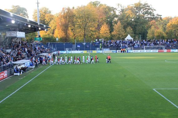 Die Mannschaften gestern beim Einlauf ins Karl-Liebknecht-Stadion, im Hintergrund der Gästeblock der Hertha-Fans.<br />Bild: Ballspanner-unterwegs.de”><figcaption>Die Mannschaften gestern beim Einlauf ins Karl-Liebknecht-Stadion, im Hintergrund der Gästeblock der Hertha-Fans.<br />Bild: Ballspanner-unterwegs.de</figcaption></figure>
                </div>
                
                <!-- YouTube (Meta-Feld) -->
                
            </div>
        </article>

                <script>
        (function() {
            var root = document.querySelector('.ff-single-news-gallery');
            if (!root) return;
            var slides = root.querySelectorAll('.ff-single-news-gallery-slide');
            var dots = root.querySelectorAll('.ff-single-news-gallery-dot');
            var prev = root.querySelector('.ff-single-news-gallery-prev');
            var next = root.querySelector('.ff-single-news-gallery-next');
            var n = slides.length;
            if (n < 2) return;
            var i = 0;
            function closeAllImgInfo() {
                root.querySelectorAll('.ff-fv-img-info-host.is-info-open').forEach(function(host) {
                    host.classList.remove('is-info-open');
                    var b = host.querySelector('.ff-fv-img-info-btn');
                    var p = host.querySelector('.ff-fv-img-info-panel');
                    if (b) b.setAttribute('aria-expanded', 'false');
                    if (p) p.setAttribute('aria-hidden', 'true');
                });
            }
            function show(idx) {
                closeAllImgInfo();
                i = ((idx % n) + n) % n;
                for (var s = 0; s < n; s++) {
                    if (s === i) slides[s].removeAttribute('hidden'); else slides[s].setAttribute('hidden', '');
                }
                for (var s = 0; s < dots.length; s++) {
                    dots[s].classList.toggle('is-active', s === i);
                    dots[s].setAttribute('aria-selected', s === i ? 'true' : 'false');
                }
            }
            if (prev) prev.addEventListener('click', function() { show(i - 1); });
            if (next) next.addEventListener('click', function() { show(i + 1); });
            for (var d = 0; d < dots.length; d++) {
                (function(di) { dots[di].addEventListener('click', function() { show(di); }); })(d);
            }
        })();
        </script>
        
        <!-- Kommentare -->
                <section class=