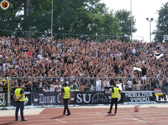 SSV Ulm-Fans in der 1. Runde des DFB-Pokals.<br />Bild: Unterwegs in Sachen Fussball – www.uisf.de”><figcaption>SSV Ulm-Fans in der 1. Runde des DFB-Pokals.<br />Bild: Unterwegs in Sachen Fussball – www.uisf.de</figcaption></figure>
                </div>
                
                <!-- YouTube (Meta-Feld) -->
                
            </div>
        </article>

                <script>
        (function() {
            var root = document.querySelector('.ff-single-news-gallery');
            if (!root) return;
            var slides = root.querySelectorAll('.ff-single-news-gallery-slide');
            var dots = root.querySelectorAll('.ff-single-news-gallery-dot');
            var prev = root.querySelector('.ff-single-news-gallery-prev');
            var next = root.querySelector('.ff-single-news-gallery-next');
            var n = slides.length;
            if (n < 2) return;
            var i = 0;
            function closeAllImgInfo() {
                root.querySelectorAll('.ff-fv-img-info-host.is-info-open').forEach(function(host) {
                    host.classList.remove('is-info-open');
                    var b = host.querySelector('.ff-fv-img-info-btn');
                    var p = host.querySelector('.ff-fv-img-info-panel');
                    if (b) b.setAttribute('aria-expanded', 'false');
                    if (p) p.setAttribute('aria-hidden', 'true');
                });
            }
            function show(idx) {
                closeAllImgInfo();
                i = ((idx % n) + n) % n;
                for (var s = 0; s < n; s++) {
                    if (s === i) slides[s].removeAttribute('hidden'); else slides[s].setAttribute('hidden', '');
                }
                for (var s = 0; s < dots.length; s++) {
                    dots[s].classList.toggle('is-active', s === i);
                    dots[s].setAttribute('aria-selected', s === i ? 'true' : 'false');
                }
            }
            if (prev) prev.addEventListener('click', function() { show(i - 1); });
            if (next) next.addEventListener('click', function() { show(i + 1); });
            for (var d = 0; d < dots.length; d++) {
                (function(di) { dots[di].addEventListener('click', function() { show(di); }); })(d);
            }
        })();
        </script>
        
        <!-- Kommentare -->
                <section class=
