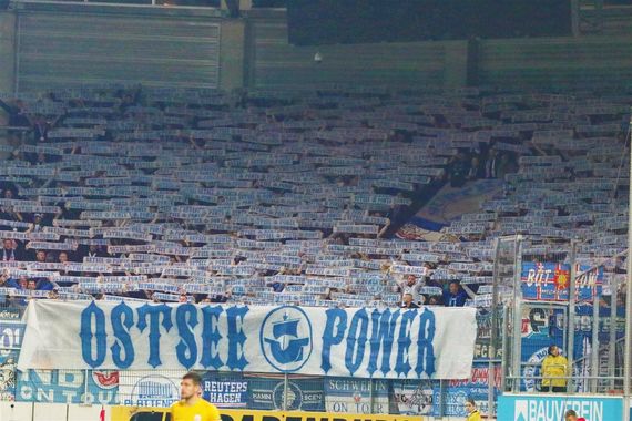 Das Intro der Gästefans.<br />Bild: ChemieHalle.de”><figcaption>Das Intro der Gästefans.<br />Bild: ChemieHalle.de</figcaption></figure>
<figure><img decoding=