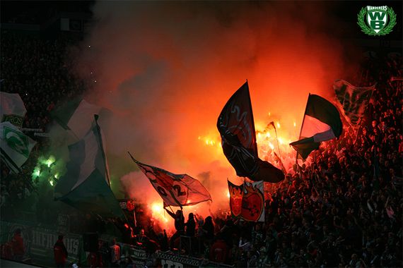 Im Weserstadion wird, wie in allen anderen Bundesligastadion auch, regelmäßig verbotene Pyrotechnik gezündet.<br />Bild: Wanderers-Bremen.de”><figcaption>Im Weserstadion wird, wie in allen anderen Bundesligastadion auch, regelmäßig verbotene Pyrotechnik gezündet.<br />Bild: Wanderers-Bremen.de</figcaption></figure>
                </div>
                
                <!-- YouTube (Meta-Feld) -->
                
            </div>
        </article>

                <script>
        (function() {
            var root = document.querySelector('.ff-single-news-gallery');
            if (!root) return;
            var slides = root.querySelectorAll('.ff-single-news-gallery-slide');
            var dots = root.querySelectorAll('.ff-single-news-gallery-dot');
            var prev = root.querySelector('.ff-single-news-gallery-prev');
            var next = root.querySelector('.ff-single-news-gallery-next');
            var n = slides.length;
            if (n < 2) return;
            var i = 0;
            function closeAllImgInfo() {
                root.querySelectorAll('.ff-fv-img-info-host.is-info-open').forEach(function(host) {
                    host.classList.remove('is-info-open');
                    var b = host.querySelector('.ff-fv-img-info-btn');
                    var p = host.querySelector('.ff-fv-img-info-panel');
                    if (b) b.setAttribute('aria-expanded', 'false');
                    if (p) p.setAttribute('aria-hidden', 'true');
                });
            }
            function show(idx) {
                closeAllImgInfo();
                i = ((idx % n) + n) % n;
                for (var s = 0; s < n; s++) {
                    if (s === i) slides[s].removeAttribute('hidden'); else slides[s].setAttribute('hidden', '');
                }
                for (var s = 0; s < dots.length; s++) {
                    dots[s].classList.toggle('is-active', s === i);
                    dots[s].setAttribute('aria-selected', s === i ? 'true' : 'false');
                }
            }
            if (prev) prev.addEventListener('click', function() { show(i - 1); });
            if (next) next.addEventListener('click', function() { show(i + 1); });
            for (var d = 0; d < dots.length; d++) {
                (function(di) { dots[di].addEventListener('click', function() { show(di); }); })(d);
            }
        })();
        </script>
        
        <!-- Kommentare -->
                <section class=