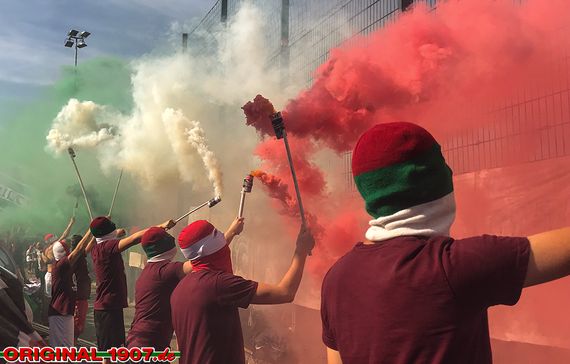 Pyroshow der FC Augsburg-Ultras im DFB-Pokal.<br />Bild: original1907.de”><figcaption>Pyroshow der FC Augsburg-Ultras im DFB-Pokal.<br />Bild: original1907.de</figcaption></figure>
<figure><img decoding=