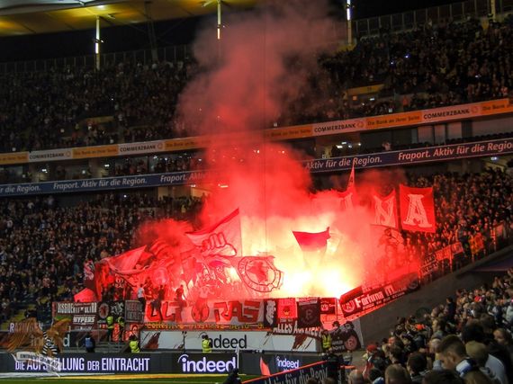 Pyroshow im Gästeblock. <br />Bild: Eintracht-Online.net”><figcaption>Pyroshow im Gästeblock. <br />Bild: Eintracht-Online.net</figcaption></figure>
<figure><img decoding=