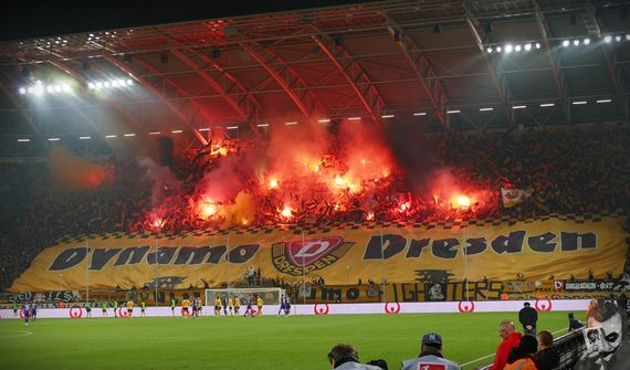 Die mit Fahnen untermalte Pyroaktion im K-Block.<br />Bild: Jokers Radeberg”><figcaption>Die mit Fahnen untermalte Pyroaktion im K-Block.<br />Bild: Jokers Radeberg</figcaption></figure>
<figure><img decoding=