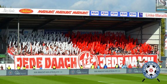 Die Choreografie der mitgereisten Kölner Fans.<br />Bild: Calcio-Culinaria.de”><figcaption>Die Choreografie der mitgereisten Kölner Fans.<br />Bild: Calcio-Culinaria.de</figcaption></figure>
<figure><img decoding=