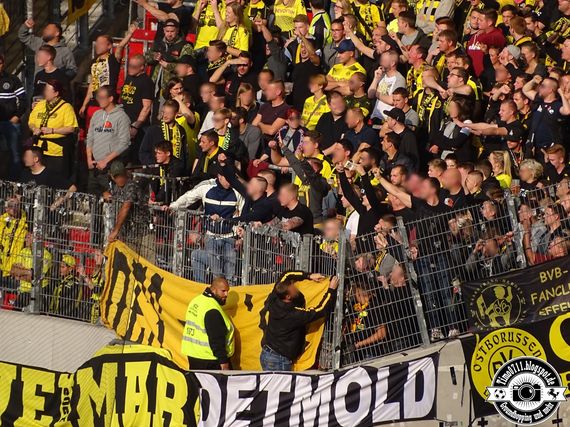 Die Desperados Dortmund gestern in Stuttgart.<br />Bild: timo0711.blogspot.de”><figcaption>Die Desperados Dortmund gestern in Stuttgart.<br />Bild: timo0711.blogspot.de</figcaption></figure>
<figure><img decoding=