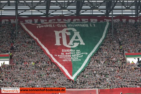 Einer der Wimpel.<br />Bild: sport-in-augsburg.de”><figcaption>Einer der Wimpel.<br />Bild: sport-in-augsburg.de</figcaption></figure>
<figure><img decoding=