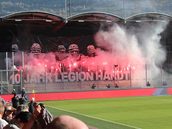 Die 2008 gegründete Legion Hardturm feierte ihren 10. Geburtstag mit eine Choreografie & gezündeter Pyrotechnik in Sion.<br />Bild: gc-zone.ch“><figcaption>Die 2008 gegründete Legion Hardturm feierte ihren 10. Geburtstag mit eine Choreografie & gezündeter Pyrotechnik in Sion.<br />Bild: gc-zone.ch</figcaption></figure>
            </div>

                    </article>

                <section class=