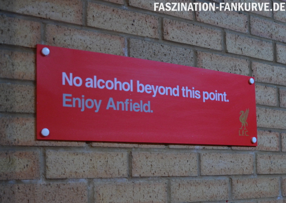 In England darf hinter den Tribünen Alkohol getrunken werden, nicht jedoch auf den Rängen selbst.<br />Bild: Faszination Fankurve“><figcaption>In England darf hinter den Tribünen Alkohol getrunken werden, nicht jedoch auf den Rängen selbst.<br />Bild: Faszination Fankurve</figcaption></figure>
            </div>

                    </article>

                <section class=