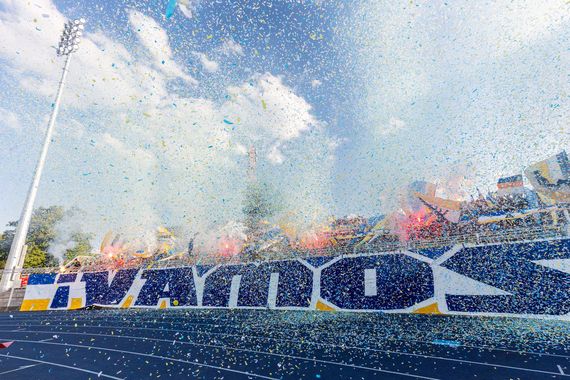 Eine der Pyroaktionen in der Südkurve Jena beim Pokalspiel gegen Union Berlin.<br />Bild: Horda-Azzuro.de”><figcaption>Eine der Pyroaktionen in der Südkurve Jena beim Pokalspiel gegen Union Berlin.<br />Bild: Horda-Azzuro.de</figcaption></figure>
<figure><img decoding=
