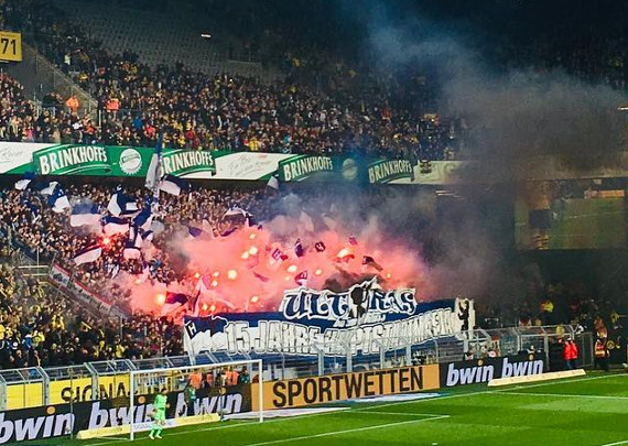 Die Pyroaktion zu 15 Jahren Hauptstadtmafia.<br />Bild: robertliedschulte”><figcaption>Die Pyroaktion zu 15 Jahren Hauptstadtmafia.<br />Bild: robertliedschulte</figcaption></figure>
<figure><img decoding=