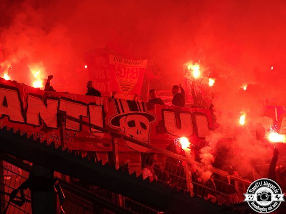 Die erste Pyroshow der Ultras vom VfB Stuttgart. <br />Bild: timo0711.blogspot.de”><figcaption>Die erste Pyroshow der Ultras vom VfB Stuttgart. <br />Bild: timo0711.blogspot.de</figcaption></figure>
<figure><img decoding=