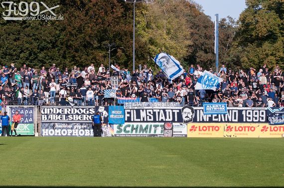 Das Filmstadt Inferno und die Underdogs Babelsberg kommen aktuell nicht miteinander aus.<br />Bild: 03fotos.de”><figcaption>Das Filmstadt Inferno und die Underdogs Babelsberg kommen aktuell nicht miteinander aus.<br />Bild: 03fotos.de</figcaption></figure>
                </div>
                
                <!-- YouTube (Meta-Feld) -->
                
            </div>
        </article>

                <script>
        (function() {
            var root = document.querySelector('.ff-single-news-gallery');
            if (!root) return;
            var slides = root.querySelectorAll('.ff-single-news-gallery-slide');
            var dots = root.querySelectorAll('.ff-single-news-gallery-dot');
            var prev = root.querySelector('.ff-single-news-gallery-prev');
            var next = root.querySelector('.ff-single-news-gallery-next');
            var n = slides.length;
            if (n < 2) return;
            var i = 0;
            function closeAllImgInfo() {
                root.querySelectorAll('.ff-fv-img-info-host.is-info-open').forEach(function(host) {
                    host.classList.remove('is-info-open');
                    var b = host.querySelector('.ff-fv-img-info-btn');
                    var p = host.querySelector('.ff-fv-img-info-panel');
                    if (b) b.setAttribute('aria-expanded', 'false');
                    if (p) p.setAttribute('aria-hidden', 'true');
                });
            }
            function show(idx) {
                closeAllImgInfo();
                i = ((idx % n) + n) % n;
                for (var s = 0; s < n; s++) {
                    if (s === i) slides[s].removeAttribute('hidden'); else slides[s].setAttribute('hidden', '');
                }
                for (var s = 0; s < dots.length; s++) {
                    dots[s].classList.toggle('is-active', s === i);
                    dots[s].setAttribute('aria-selected', s === i ? 'true' : 'false');
                }
            }
            if (prev) prev.addEventListener('click', function() { show(i - 1); });
            if (next) next.addEventListener('click', function() { show(i + 1); });
            for (var d = 0; d < dots.length; d++) {
                (function(di) { dots[di].addEventListener('click', function() { show(di); }); })(d);
            }
        })();
        </script>
        
        <!-- Kommentare -->
                <section class=