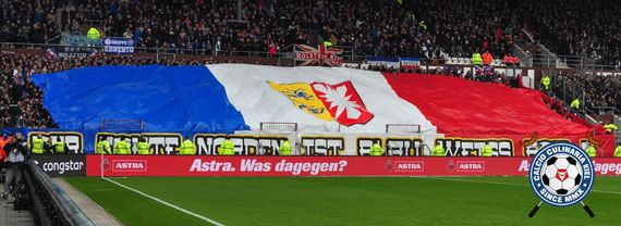 Die Blockfahne der Gästefans.<br />Bild: Calcio-Culinaria.de”><figcaption>Die Blockfahne der Gästefans.<br />Bild: Calcio-Culinaria.de</figcaption></figure>
<figure><img decoding=
