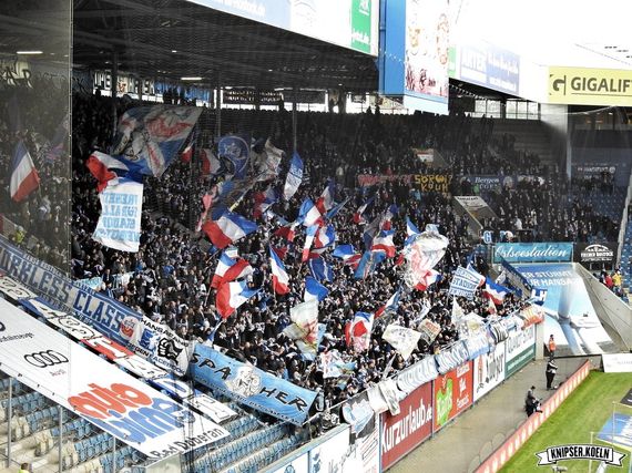 Die Südtribüne Rostock am Samstag beim Heimspiel gegen Fortuna Köln.<br />Bild: knipser.koeln”><figcaption>Die Südtribüne Rostock am Samstag beim Heimspiel gegen Fortuna Köln.<br />Bild: knipser.koeln</figcaption></figure>
<figure><img decoding=
