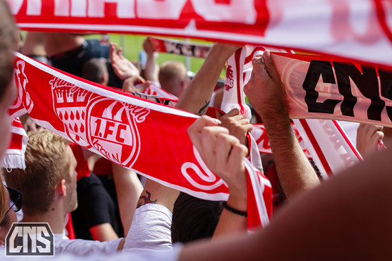 Die Coloniacs Ultras beobachten, dass zuletzt vermehrt gefälschte Schals von ihnen verkauft wurden.<br />Bild: Coloniacs.com”><figcaption>Die Coloniacs Ultras beobachten, dass zuletzt vermehrt gefälschte Schals von ihnen verkauft wurden.<br />Bild: Coloniacs.com</figcaption></figure>
                </div>
                
                <!-- YouTube (Meta-Feld) -->
                
            </div>
        </article>

                <script>
        (function() {
            var root = document.querySelector('.ff-single-news-gallery');
            if (!root) return;
            var slides = root.querySelectorAll('.ff-single-news-gallery-slide');
            var dots = root.querySelectorAll('.ff-single-news-gallery-dot');
            var prev = root.querySelector('.ff-single-news-gallery-prev');
            var next = root.querySelector('.ff-single-news-gallery-next');
            var n = slides.length;
            if (n < 2) return;
            var i = 0;
            function closeAllImgInfo() {
                root.querySelectorAll('.ff-fv-img-info-host.is-info-open').forEach(function(host) {
                    host.classList.remove('is-info-open');
                    var b = host.querySelector('.ff-fv-img-info-btn');
                    var p = host.querySelector('.ff-fv-img-info-panel');
                    if (b) b.setAttribute('aria-expanded', 'false');
                    if (p) p.setAttribute('aria-hidden', 'true');
                });
            }
            function show(idx) {
                closeAllImgInfo();
                i = ((idx % n) + n) % n;
                for (var s = 0; s < n; s++) {
                    if (s === i) slides[s].removeAttribute('hidden'); else slides[s].setAttribute('hidden', '');
                }
                for (var s = 0; s < dots.length; s++) {
                    dots[s].classList.toggle('is-active', s === i);
                    dots[s].setAttribute('aria-selected', s === i ? 'true' : 'false');
                }
            }
            if (prev) prev.addEventListener('click', function() { show(i - 1); });
            if (next) next.addEventListener('click', function() { show(i + 1); });
            for (var d = 0; d < dots.length; d++) {
                (function(di) { dots[di].addEventListener('click', function() { show(di); }); })(d);
            }
        })();
        </script>
        
        <!-- Kommentare -->
                <section class=