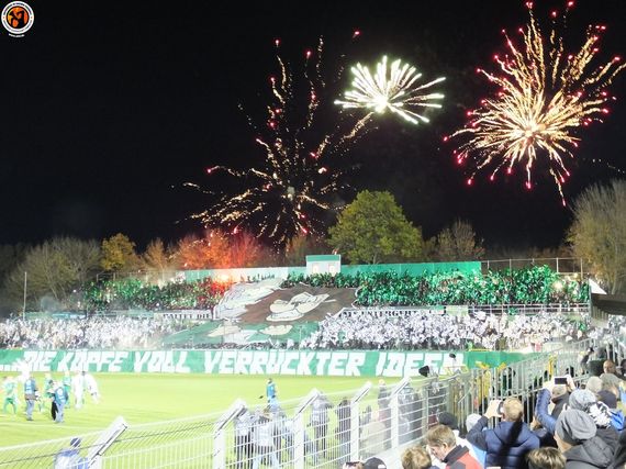 Das Intro der BSG Chemie Leipzig-Fans.<br />Bild: Unterwegs in Sachen Fussball – www.uisf.de”><figcaption>Das Intro der BSG Chemie Leipzig-Fans.<br />Bild: Unterwegs in Sachen Fussball – www.uisf.de</figcaption></figure>
<figure><img decoding=