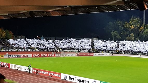 Die Choreografie der Ulmer Fans.<br />Bild: quotenqanake”><figcaption>Die Choreografie der Ulmer Fans.<br />Bild: quotenqanake</figcaption></figure>
<figure><img decoding=