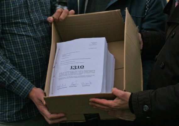 Die Unterschriften wurden am heutigen Nachmittag übergeben.<br />Bild: Pro Verein 1896″><figcaption>Die Unterschriften wurden am heutigen Nachmittag übergeben.<br />Bild: Pro Verein 1896</figcaption></figure>
<figure><img decoding=