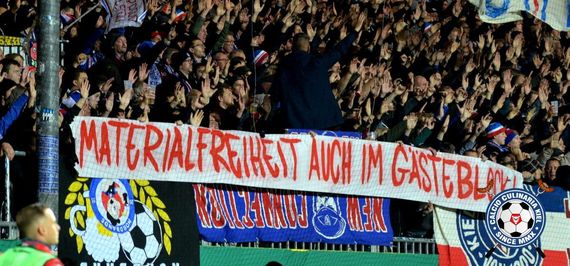 Spruchband der KSV-Fans zu den beiden Siegen in Hamburg.<br />Bild: Calcio-Culinaria.de”><figcaption>Spruchband der KSV-Fans zu den beiden Siegen in Hamburg.<br />Bild: Calcio-Culinaria.de</figcaption></figure>
<figure><img decoding=